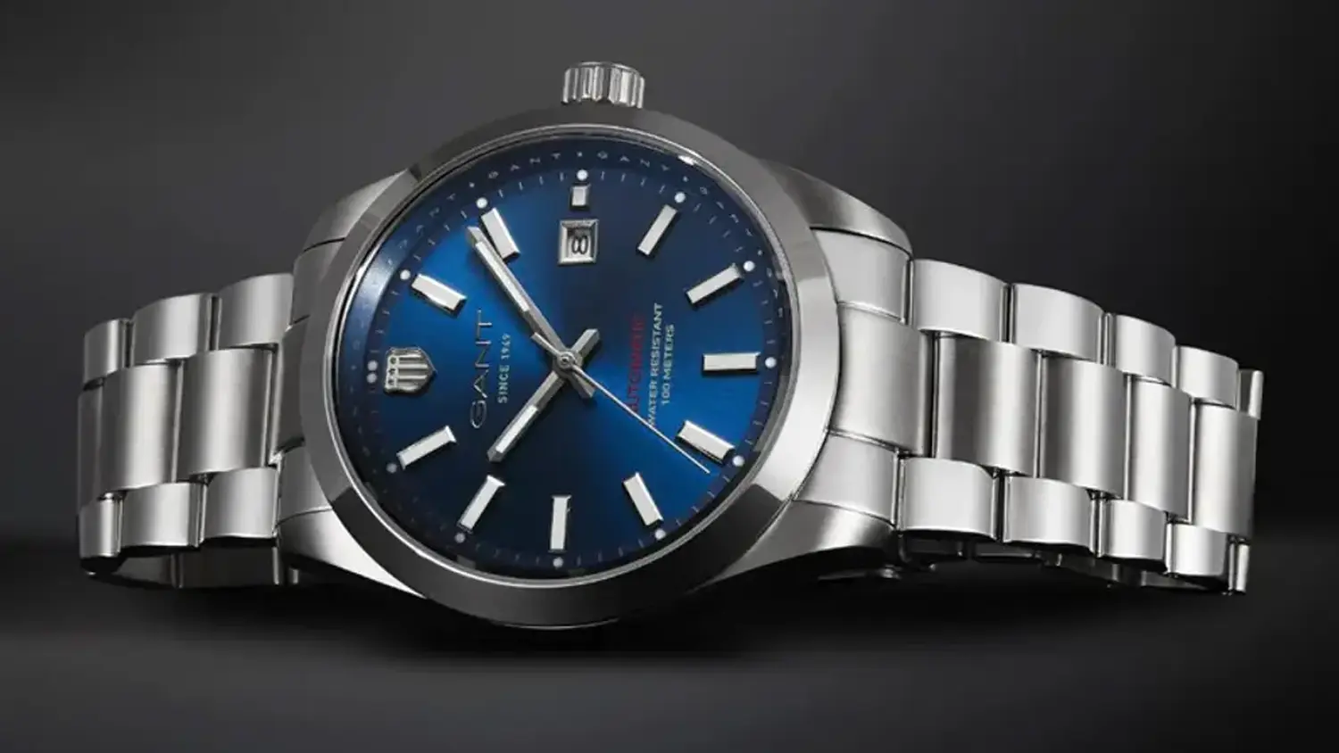 Pánské hodinky GANT Prestige P282001 na černém pozadí.