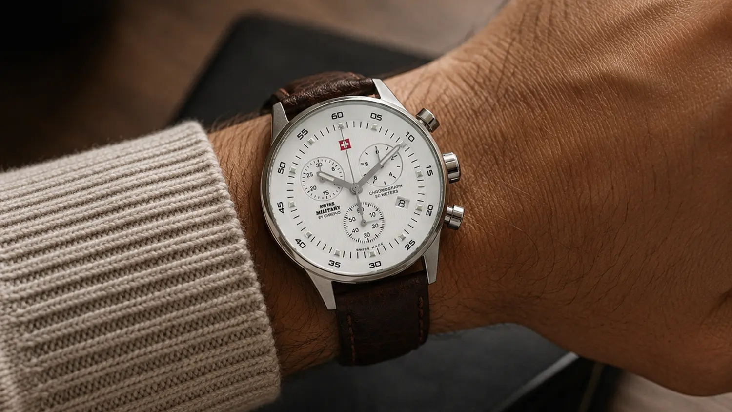 Unisex náramkové hodinky Swiss Military SM34005.04 na ruce muže.
