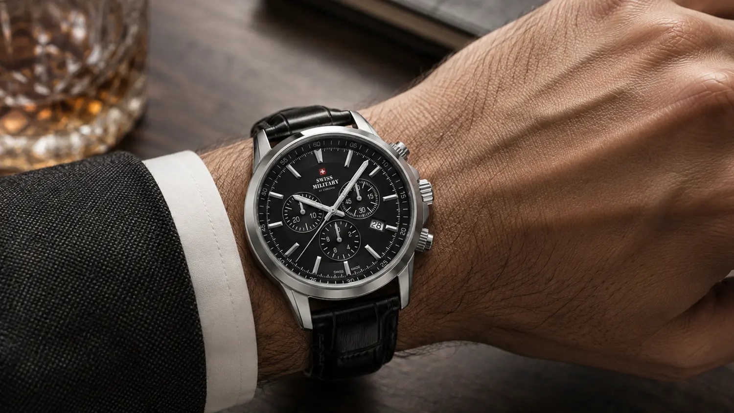 P&aacute;nsk&eacute; hodinky Swiss Military by Chrono SM34052.08 na ruce muže.