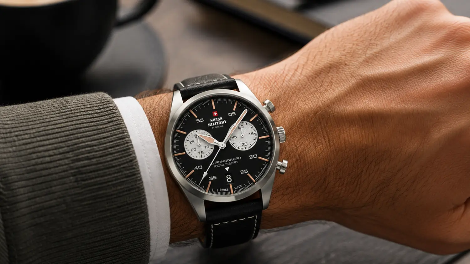 P&aacute;nsk&eacute; n&aacute;ramkov&eacute; hodinky Swiss Military SM34090.03 na ruce muže.