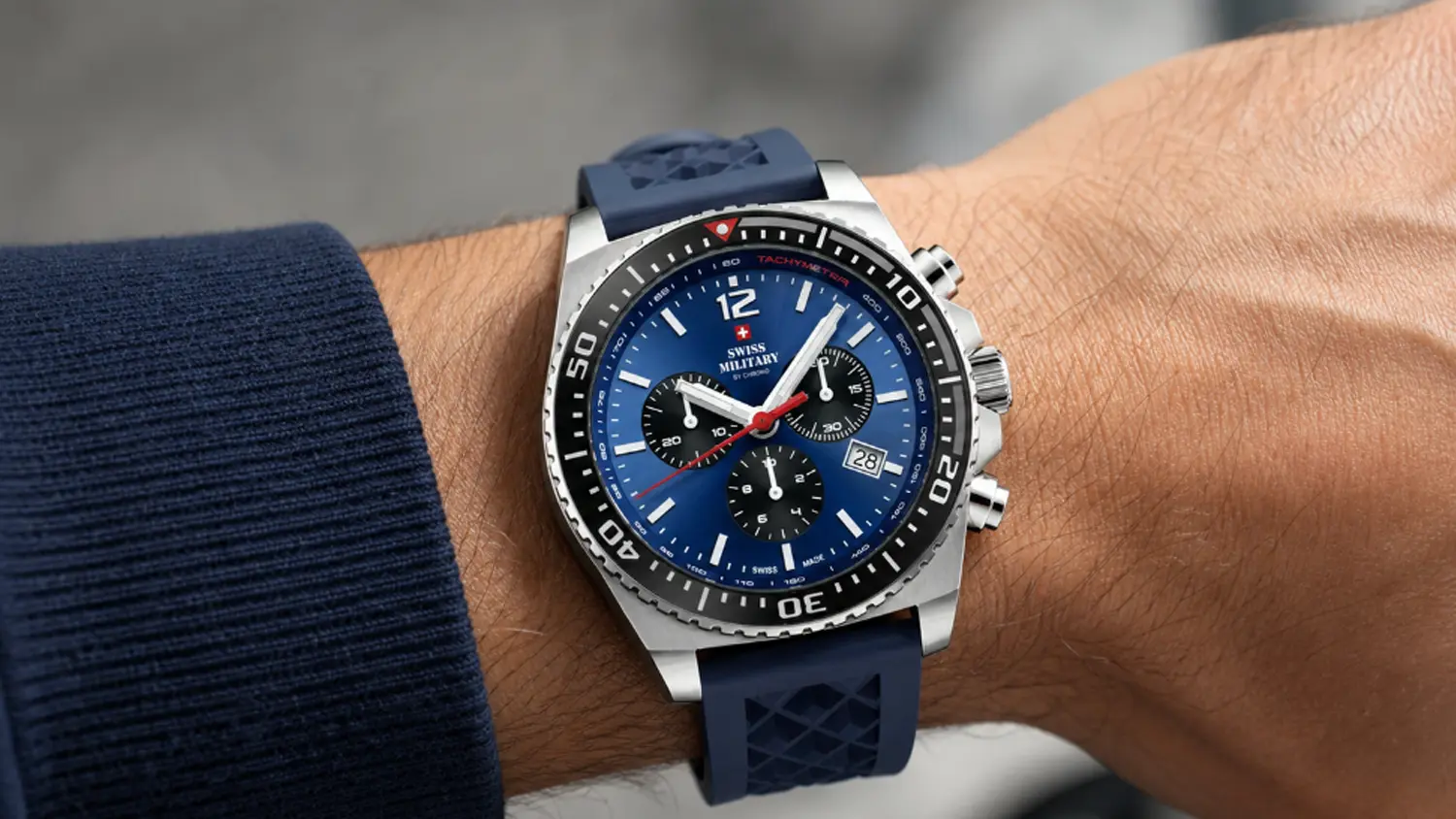 P&aacute;nsk&eacute; n&aacute;ramkov&eacute; hodinky Swiss Military SM34093.06 na ruce.