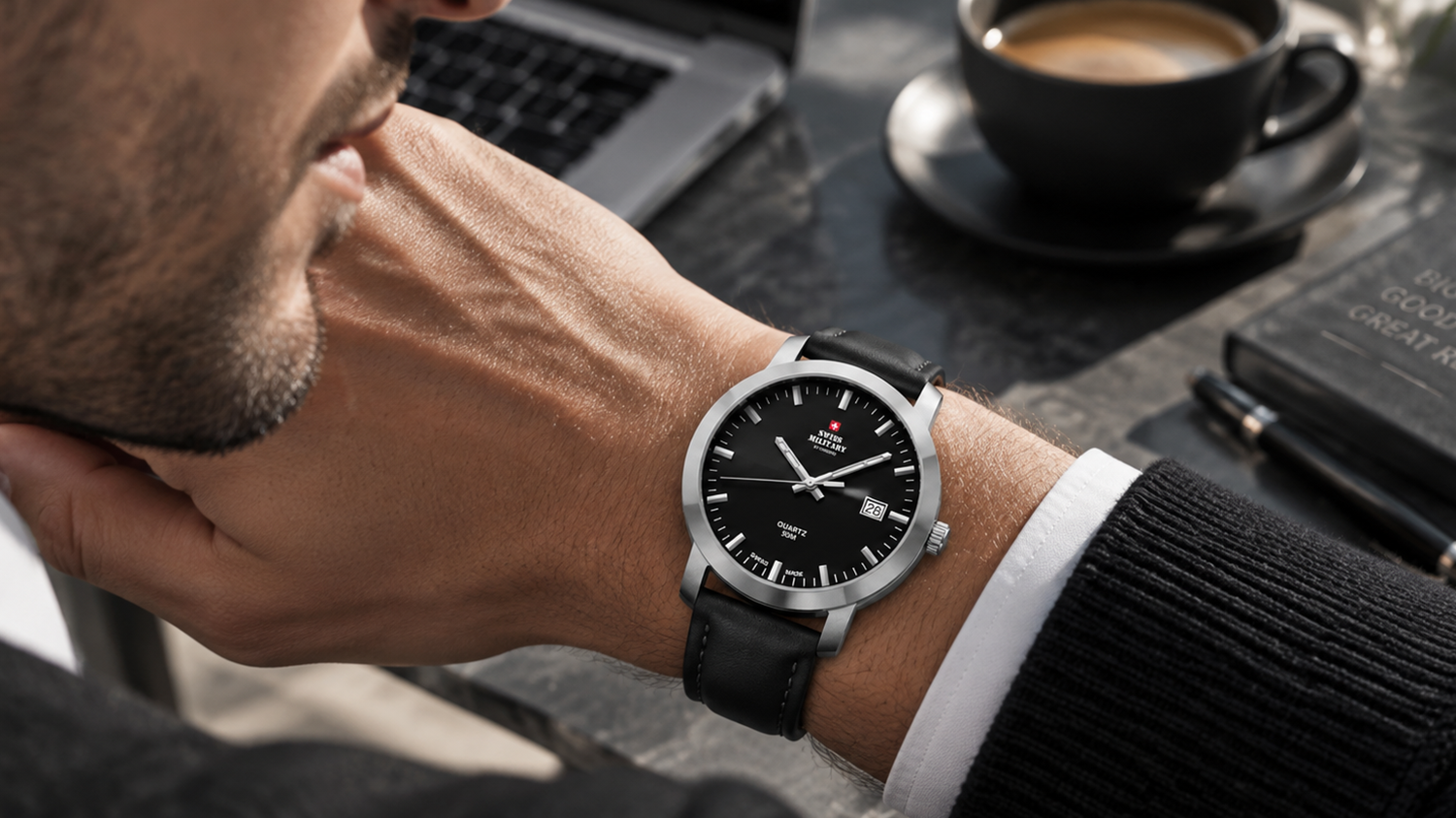Muž s hodinkami Swiss Military SM34083 na ruce