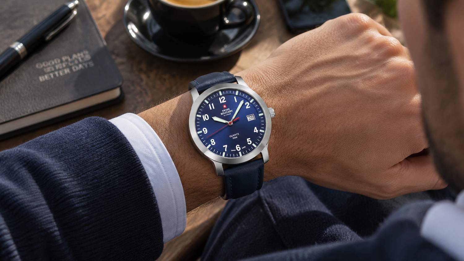 Muž s hodinkami Swiss Military SM34083 na ruce