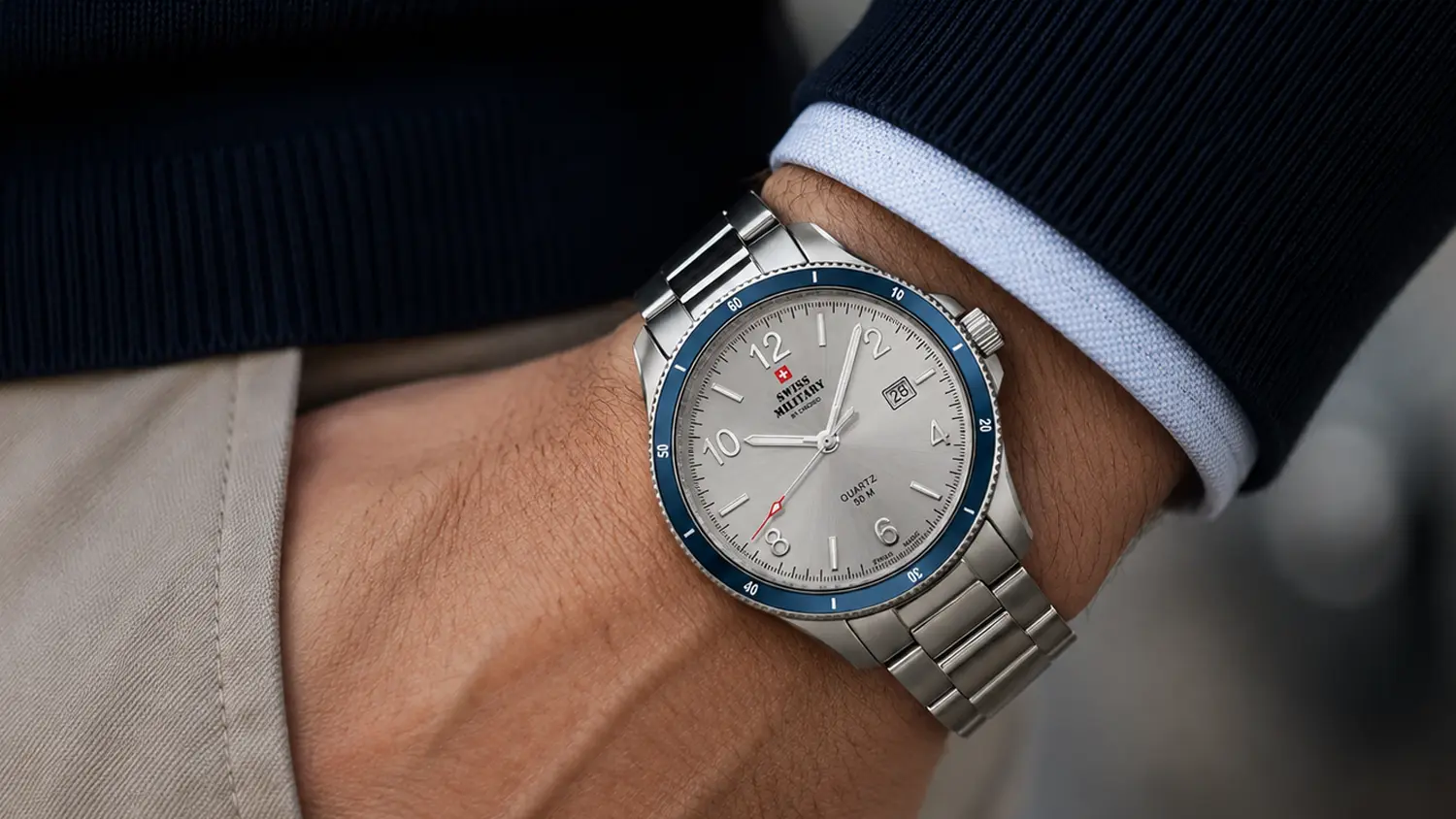 Pánské náramkové hodinky Swiss Military SM34096.02 na ruce muže.