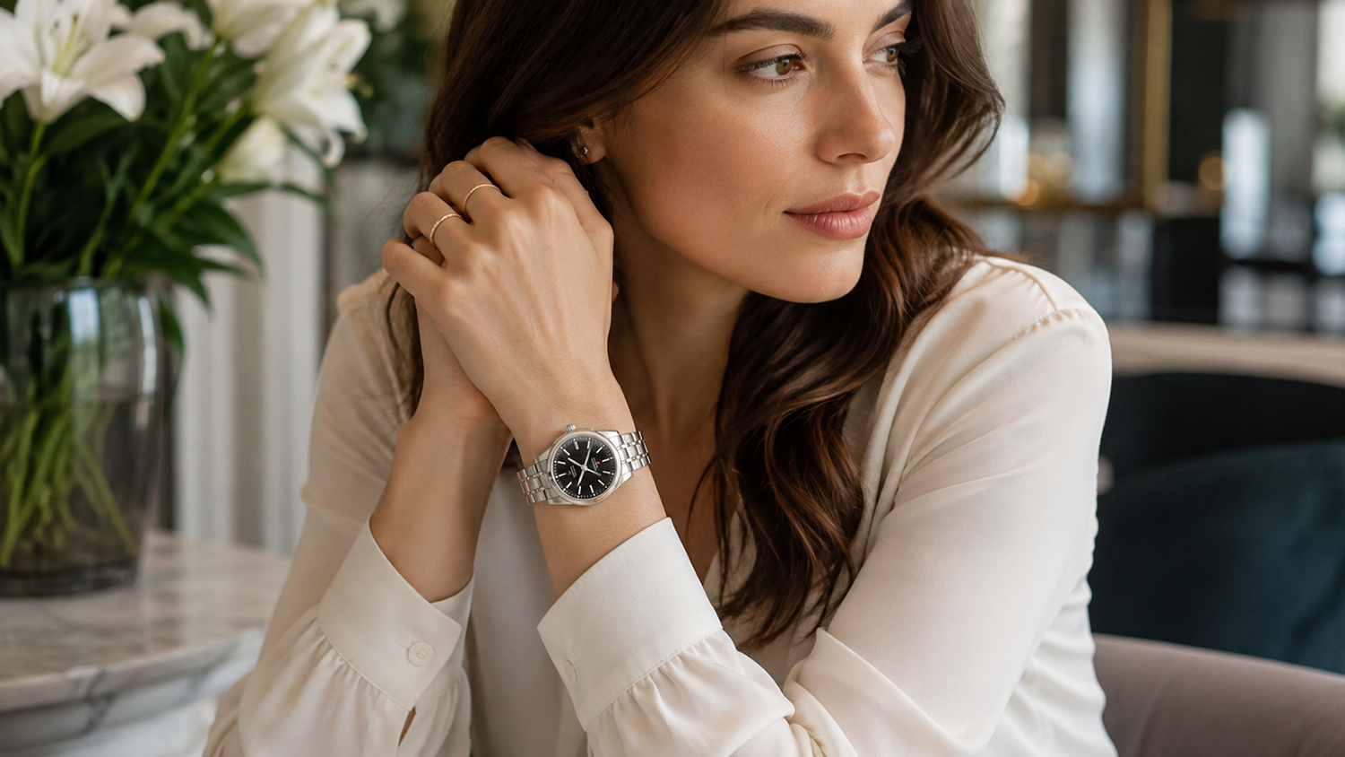 Žena s hodinkami Swiss Military by Chrono SM30201.01 na ruce