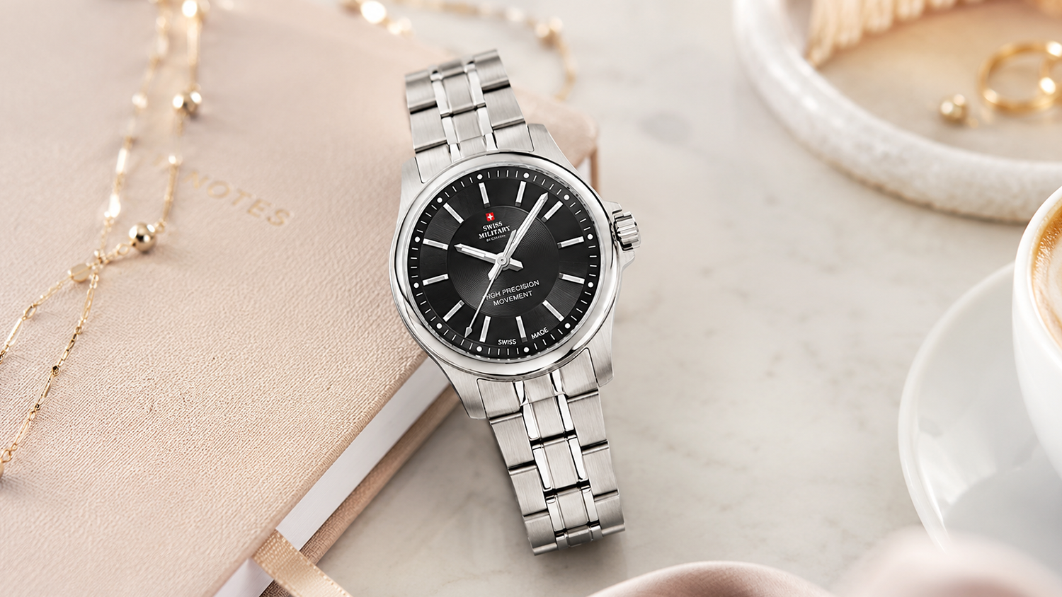 Hodinky Swiss Military by Chrono SM30201.01 položené na stole