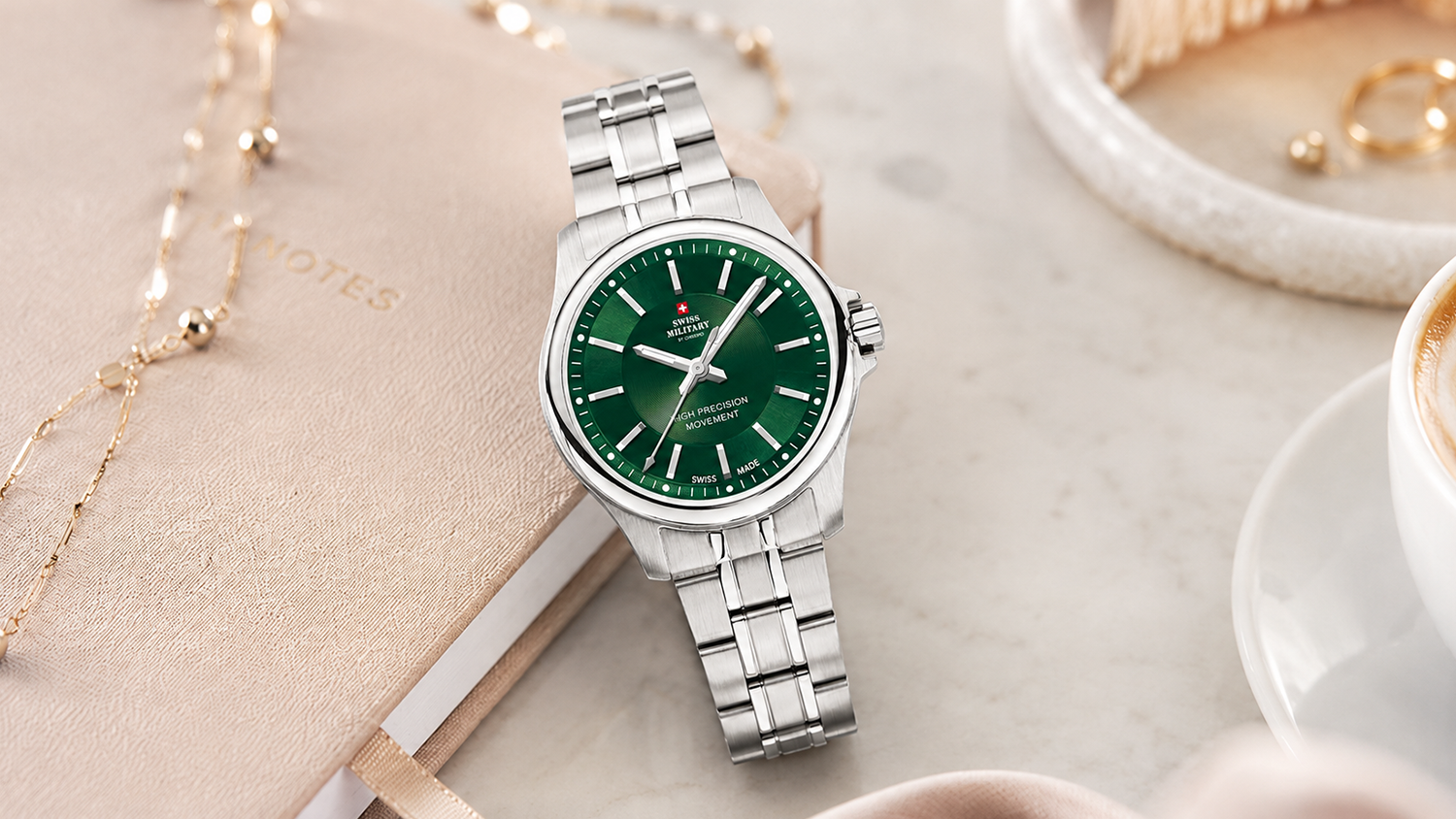 Hodinky Swiss Military by Chrono SM30201.31 položené na stole