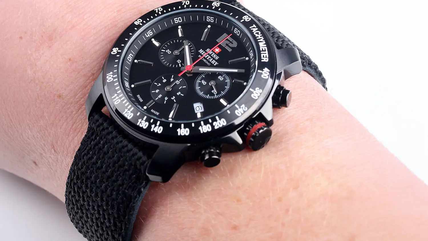 Pánské hodinky Swiss Military SM34033.06 na ruce.