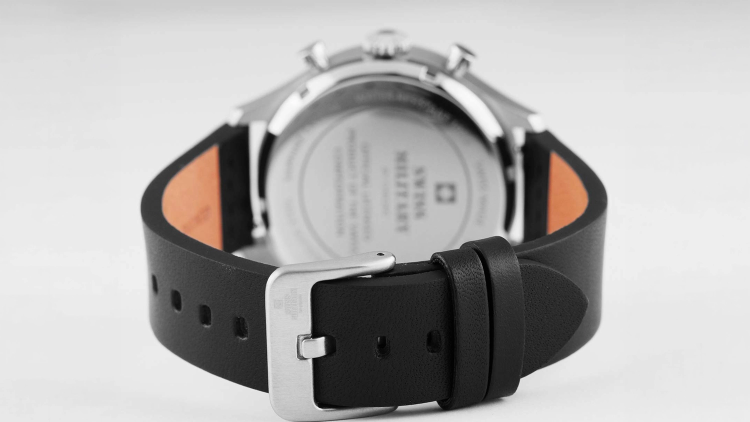 Zadní pohled na sponu hodinek Swiss Military SM34098.05
