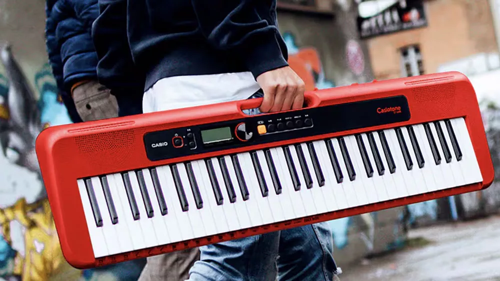 Člověk nesouc&iacute; kl&aacute;vesy Casio CT S200 WE_02