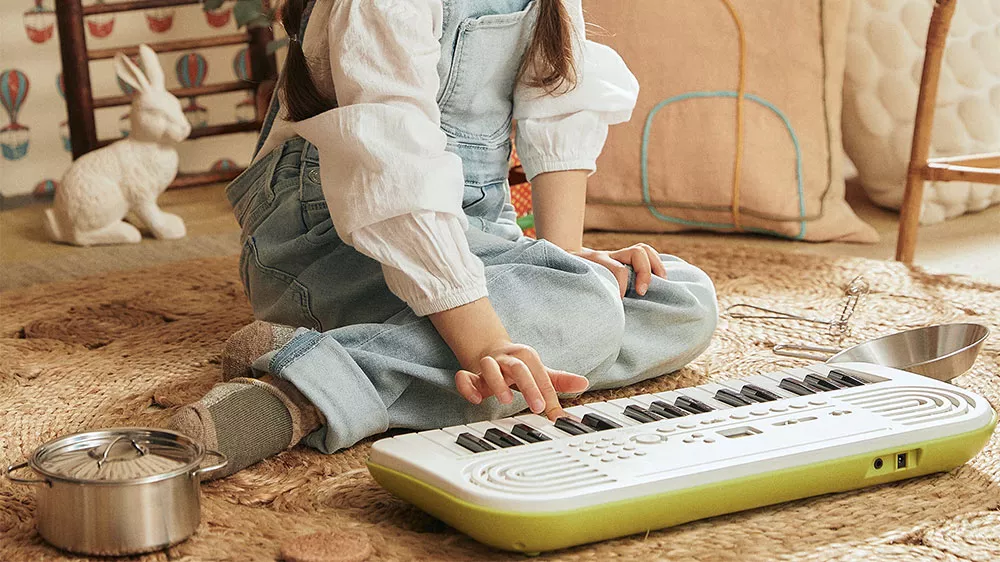 Děvčátko si hraje na klávesy Casio SA-50_02