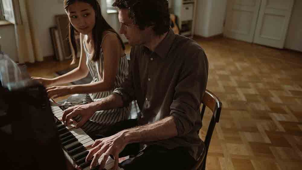 Dva lid&eacute; hraj&iacute;c&iacute; na piano_03