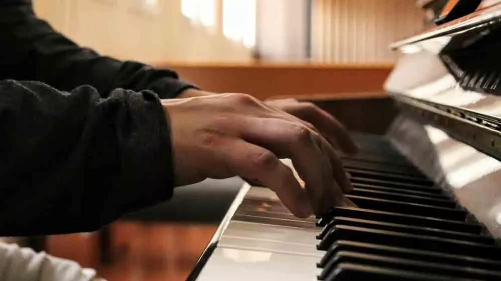 Ruce hrající na piano_05