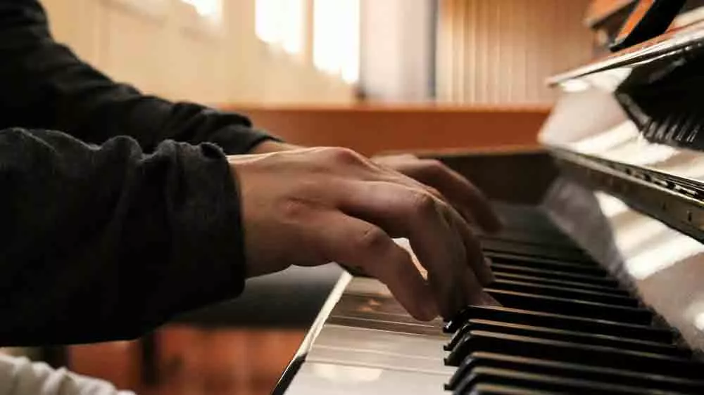 Ruce hrající na piano_05