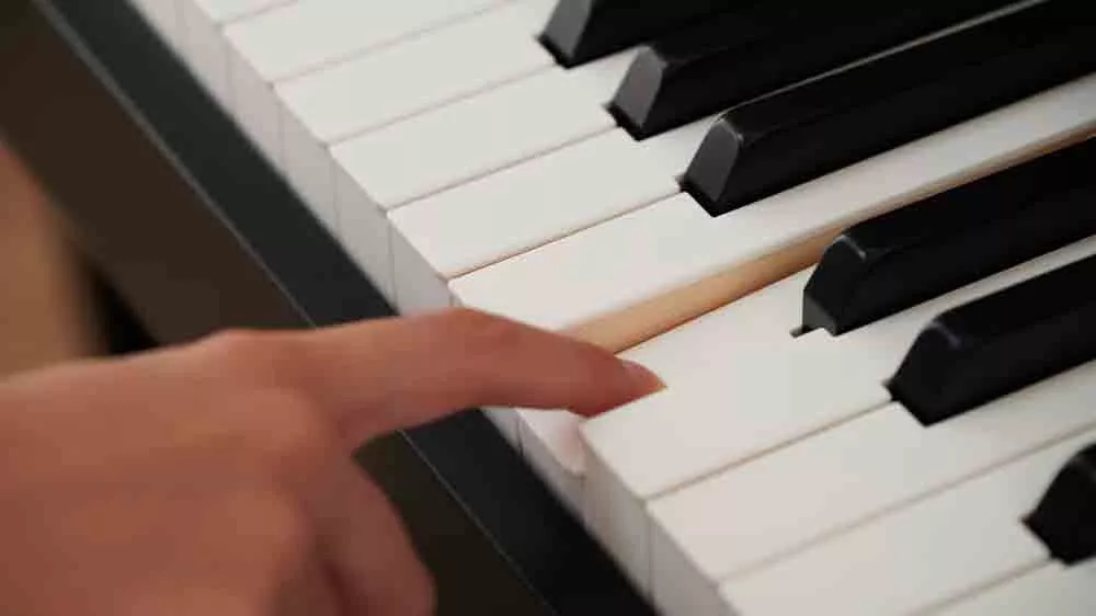 Prst mačkající klávesu na digitálním pianu Casio AP 750_06