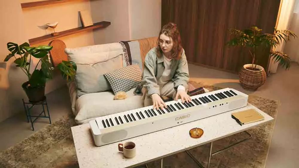 Žena hrající na digitální piano Casio PX S1100 MB_02