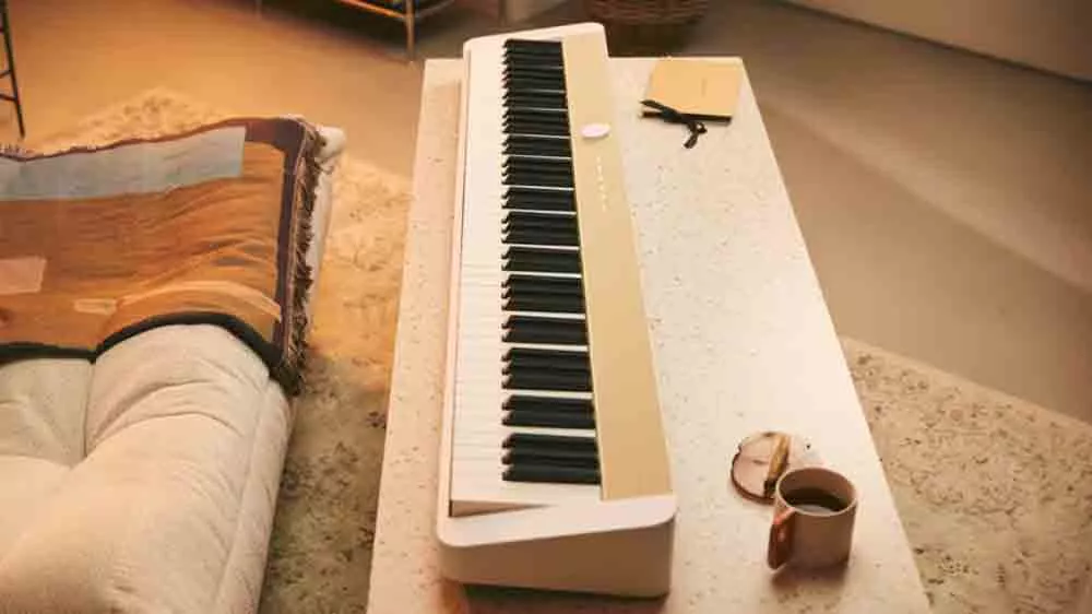 Digitální piano Casio PX S1100 MB na stole v interiéru_03