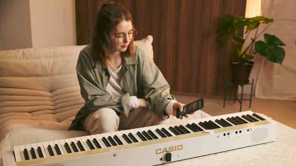 Žena p&aacute;ruje digit&aacute;ln&iacute; piano Casio PX S1100 MB s mobilem_04