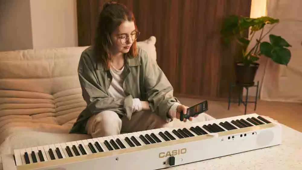 Žena páruje digitální piano Casio PX S1100 MB s mobilem_04