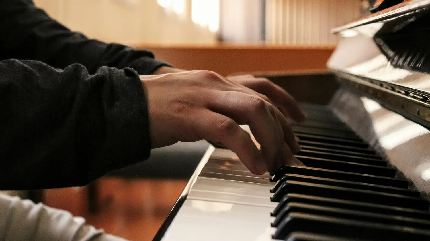 Ruce hrající na piano