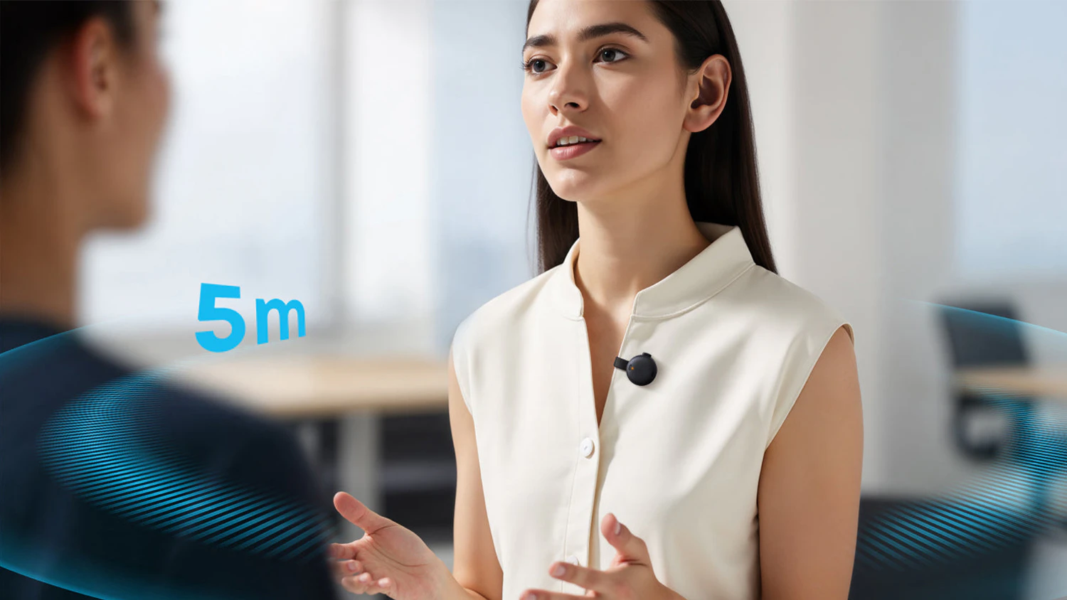 Žena s inteligentným AI záznamníkom Anker soundcore Work