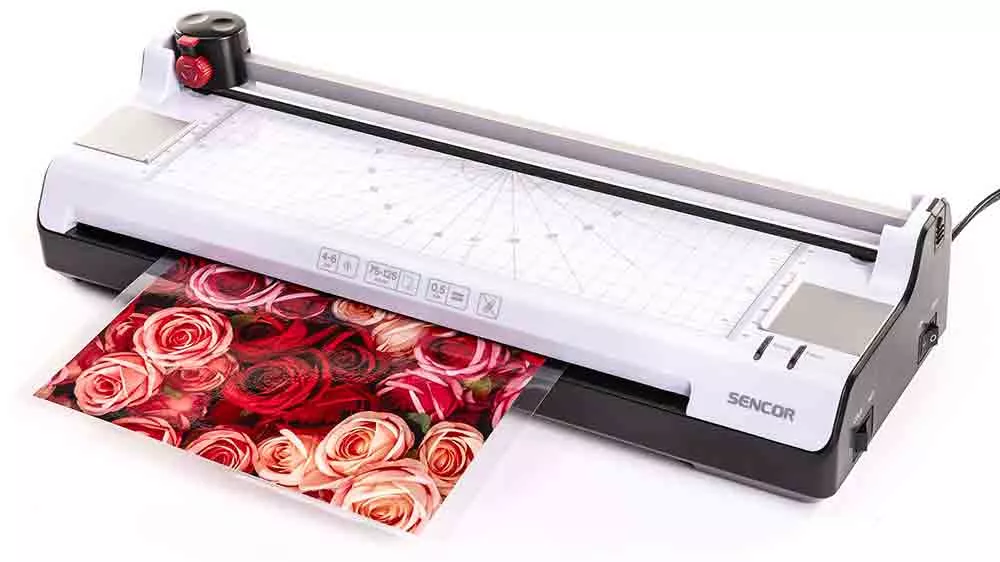Laminovačka A3 TRIMMER Sencor SLA330 při prci_02