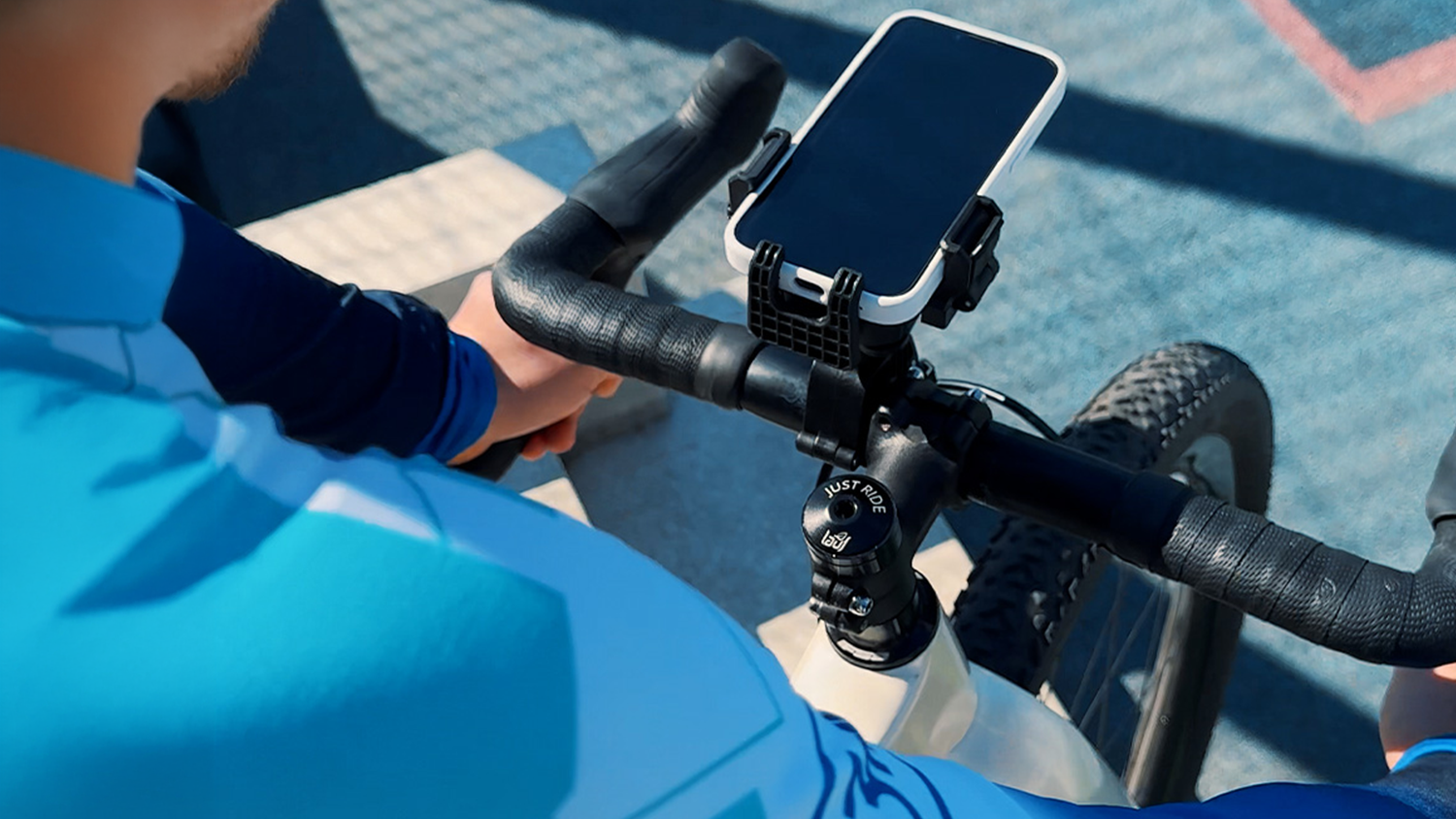Držák na telefon 3mk Bike Holder Damper Pro připevněný na řidítkách kola