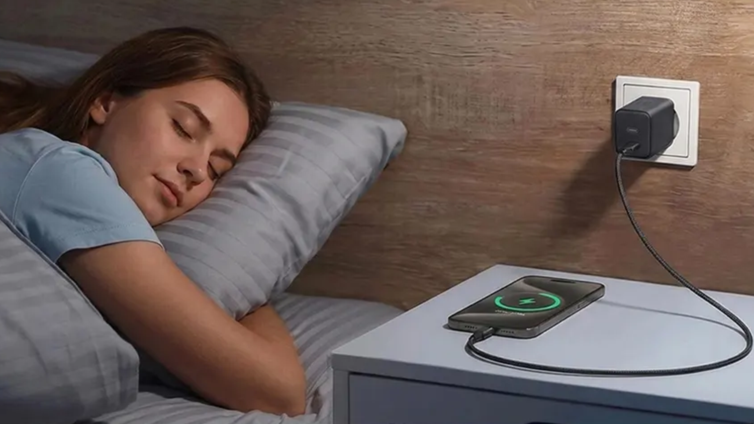 Nabíjecí adaptér 3mk Hyper Charger PD 45W připojený u nočního stolku
