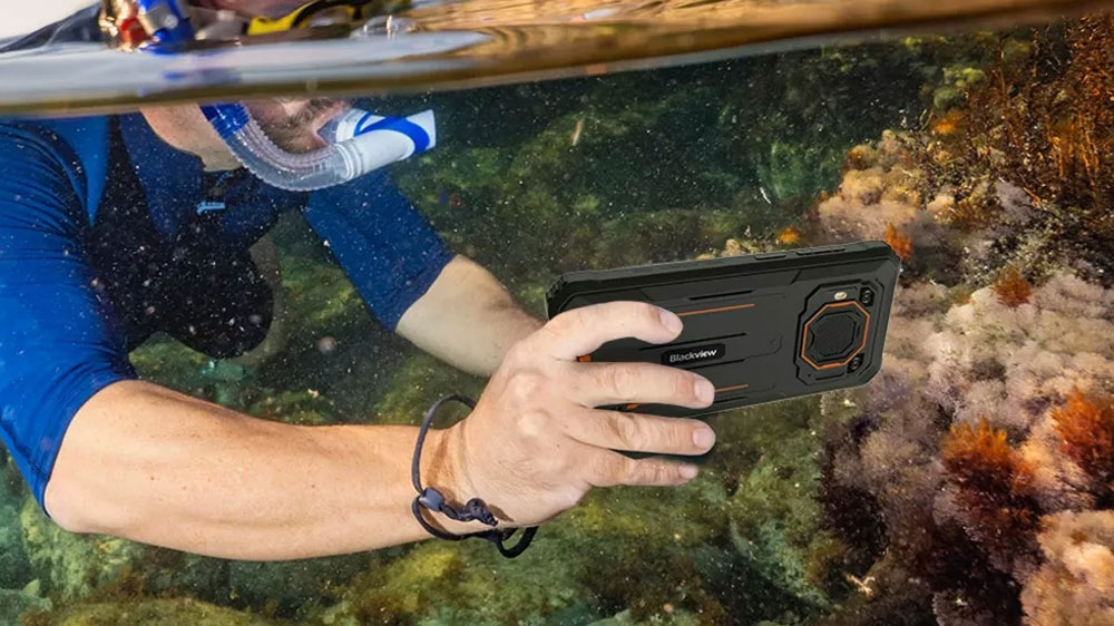 Muž fotící pod vodou s telefonem Aligator Blackview BV6200 PLUS_04