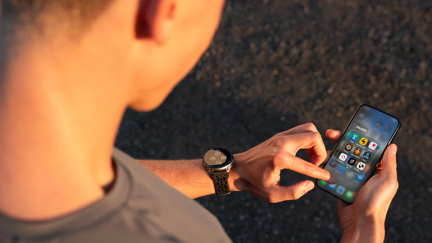 Muž s telef&oacute;nom a hodinkami Amazfit Cheetah 2 Pro
