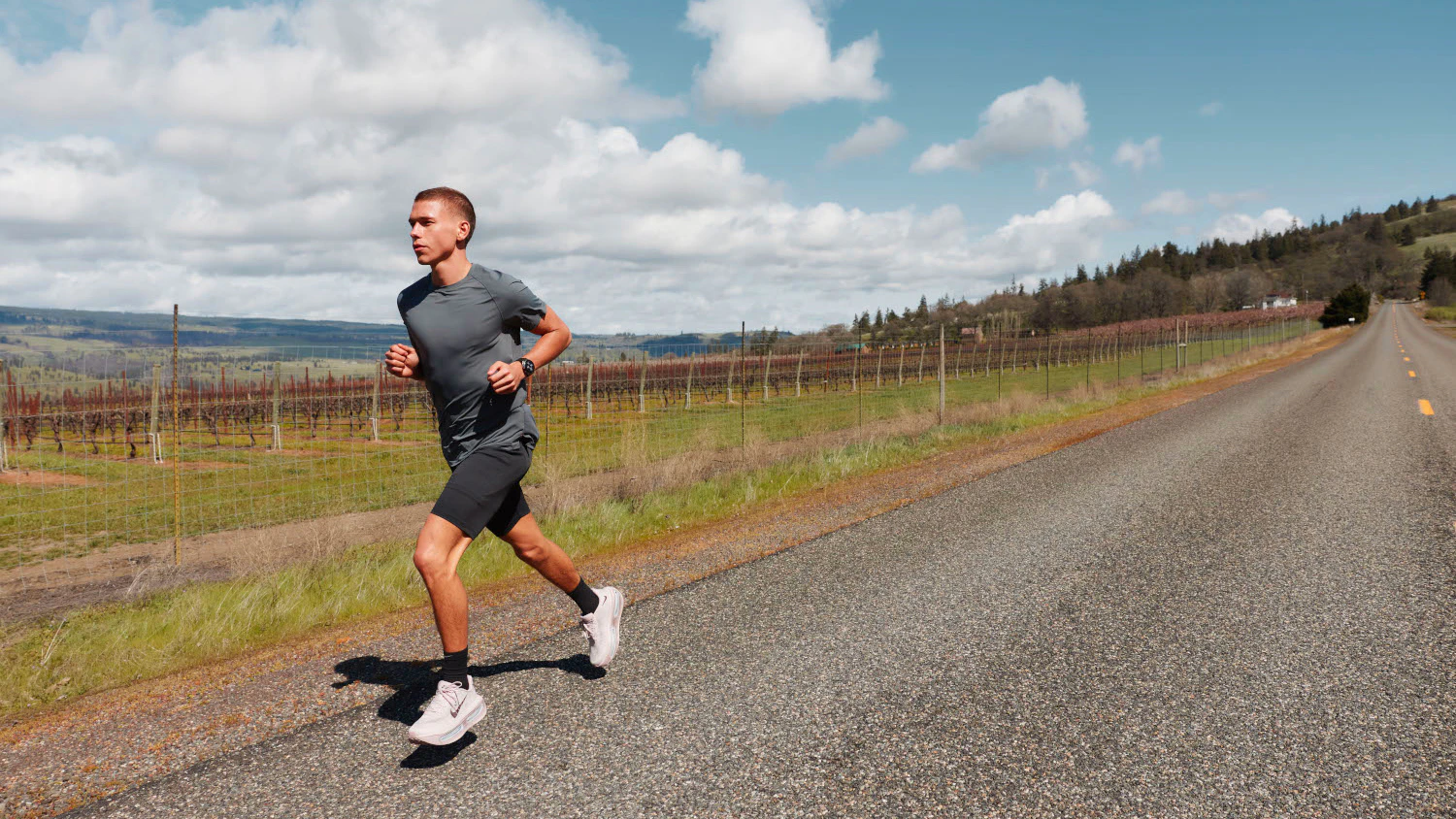 Bežec s hodinkami Amazfit Cheetah 2 Pro