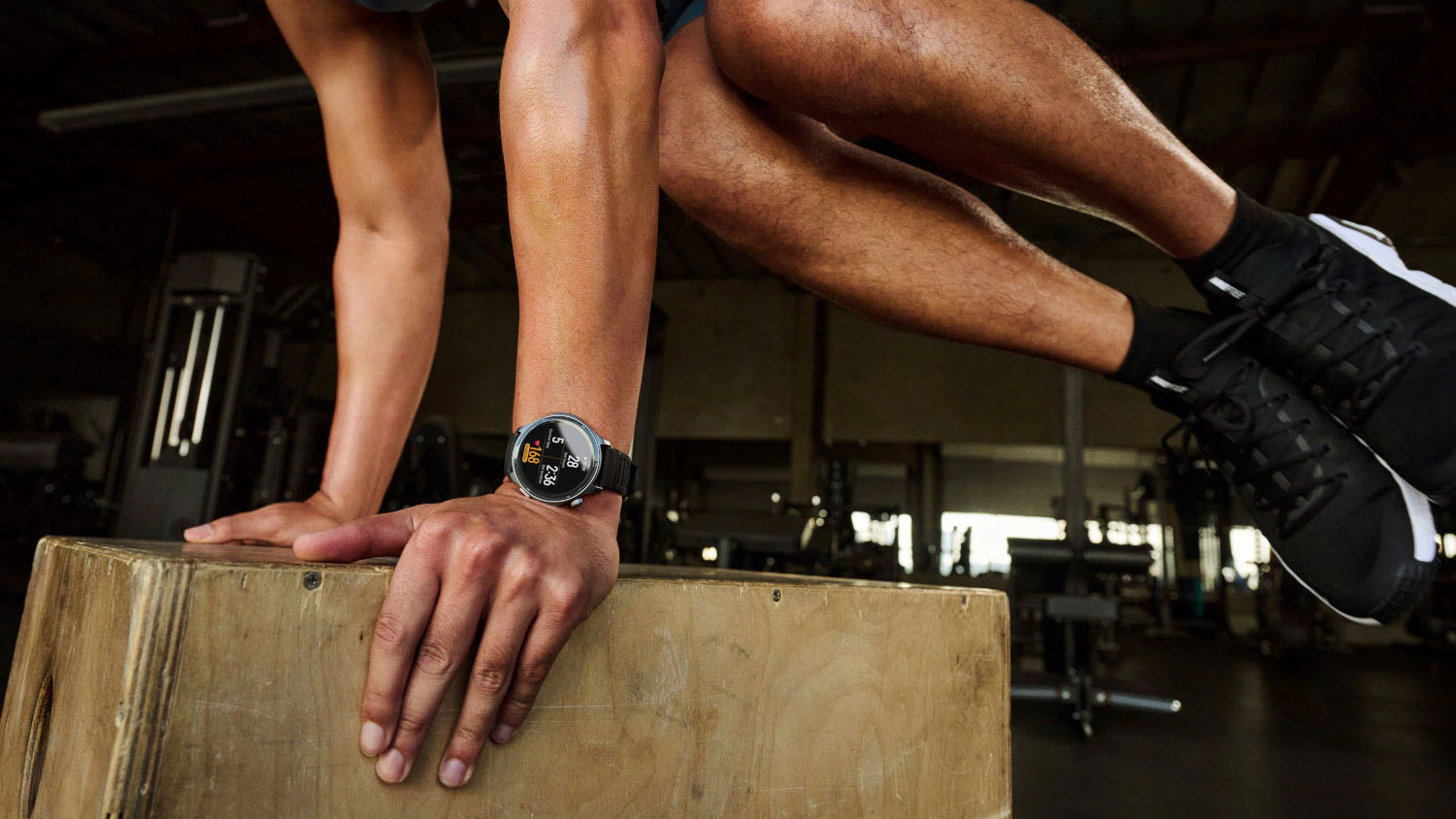 Muž pri cvičen&iacute; s hodinkami Amazfit Balance 2 XT na ruke
