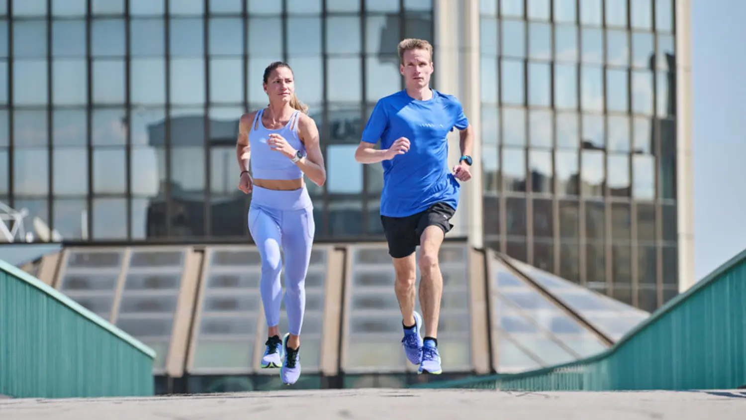 Běž&iacute;c&iacute; p&aacute;r s chytr&yacute;ma hodinkama na z&aacute;pěst&iacute;.