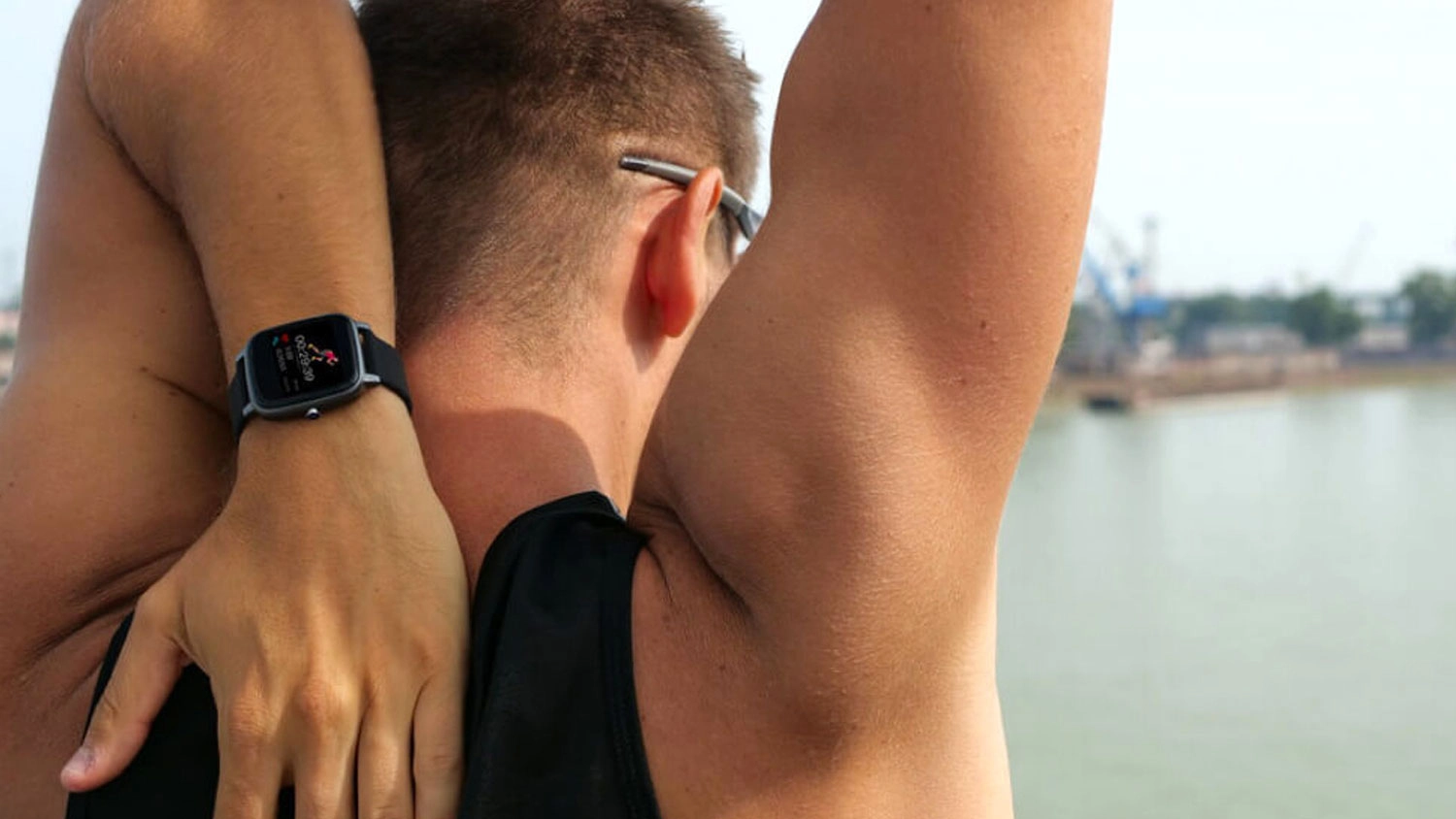 Muž sa natiahne a na z&aacute;p&auml;st&iacute; m&aacute; inteligentn&eacute; hodinky Carneo Zenith HR+, ktor&eacute; sleduj&uacute; jeho aktivitu.