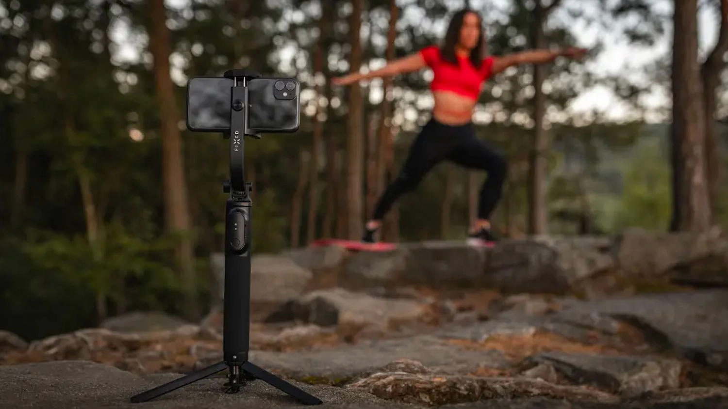 Žena pořizuje sn&iacute;mky pomoc&iacute; tyče FIXED Snap XL FIXSN-XL-BK