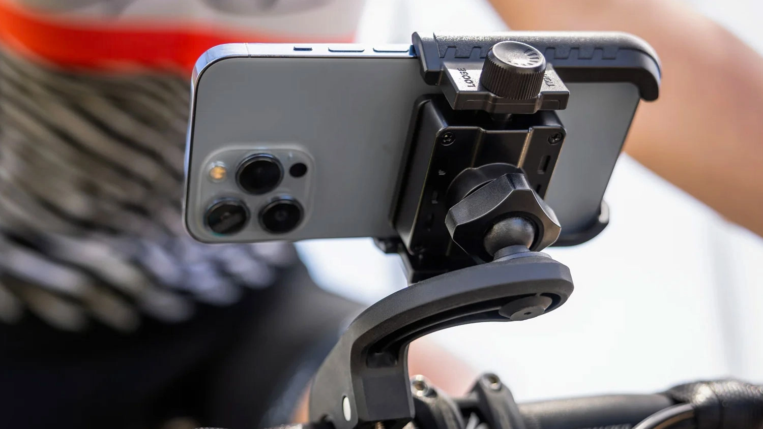 Drž&aacute;k telefonu Fixed Bikee Plus Vista připevněn&yacute; na kole