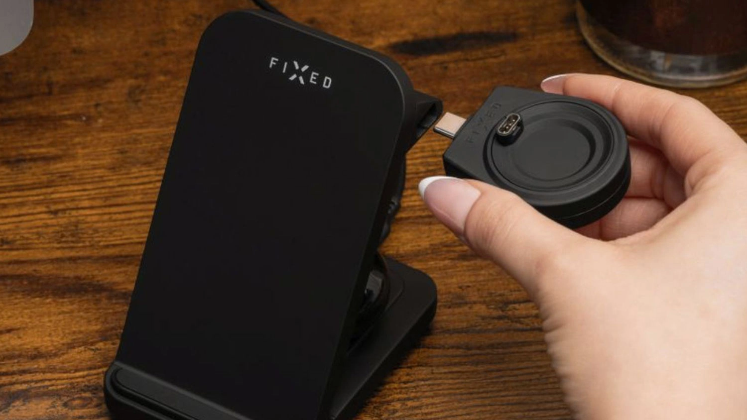 Bezdrátová nabíječka FIXED Powerstation pro Garmin a ukázka odnímatelného adaptéru.