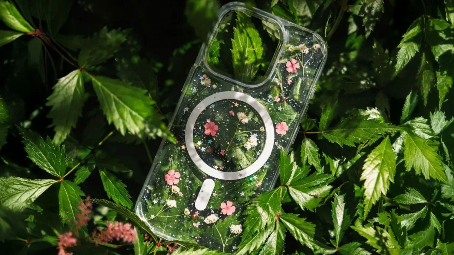 Kryt na mobil FIXED MagBloom v tr&aacute;vě