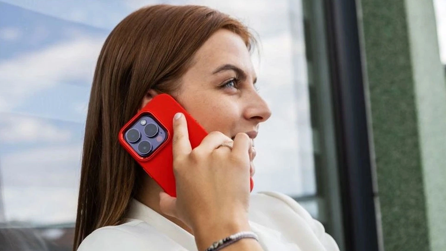 Žena s mobilem v krytu FIXED MagFlow Magflow u ucha