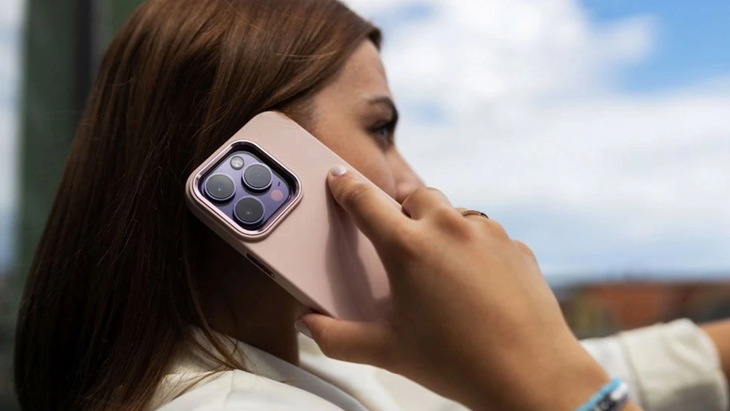 Žena s mobilem v krytu FIXED MagFlow Magflow u ucha