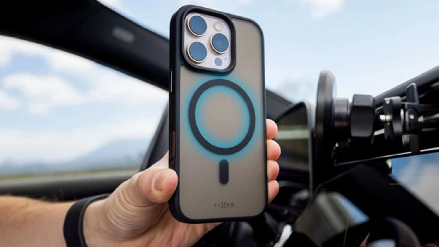 Žena s mobilem v pouzdře Fixed MagMisty u ucha