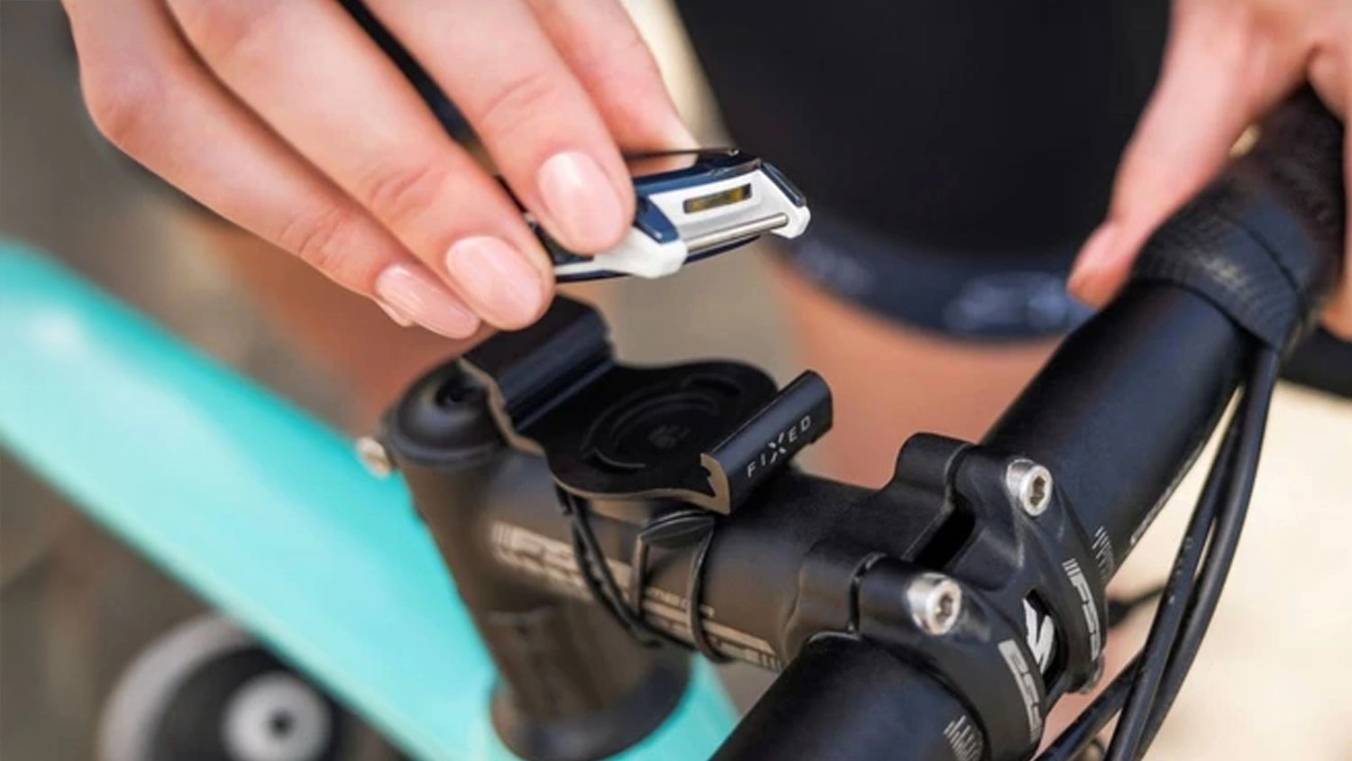Muž dává hodinky do držáku na kolo FIXED Dock for Garmin