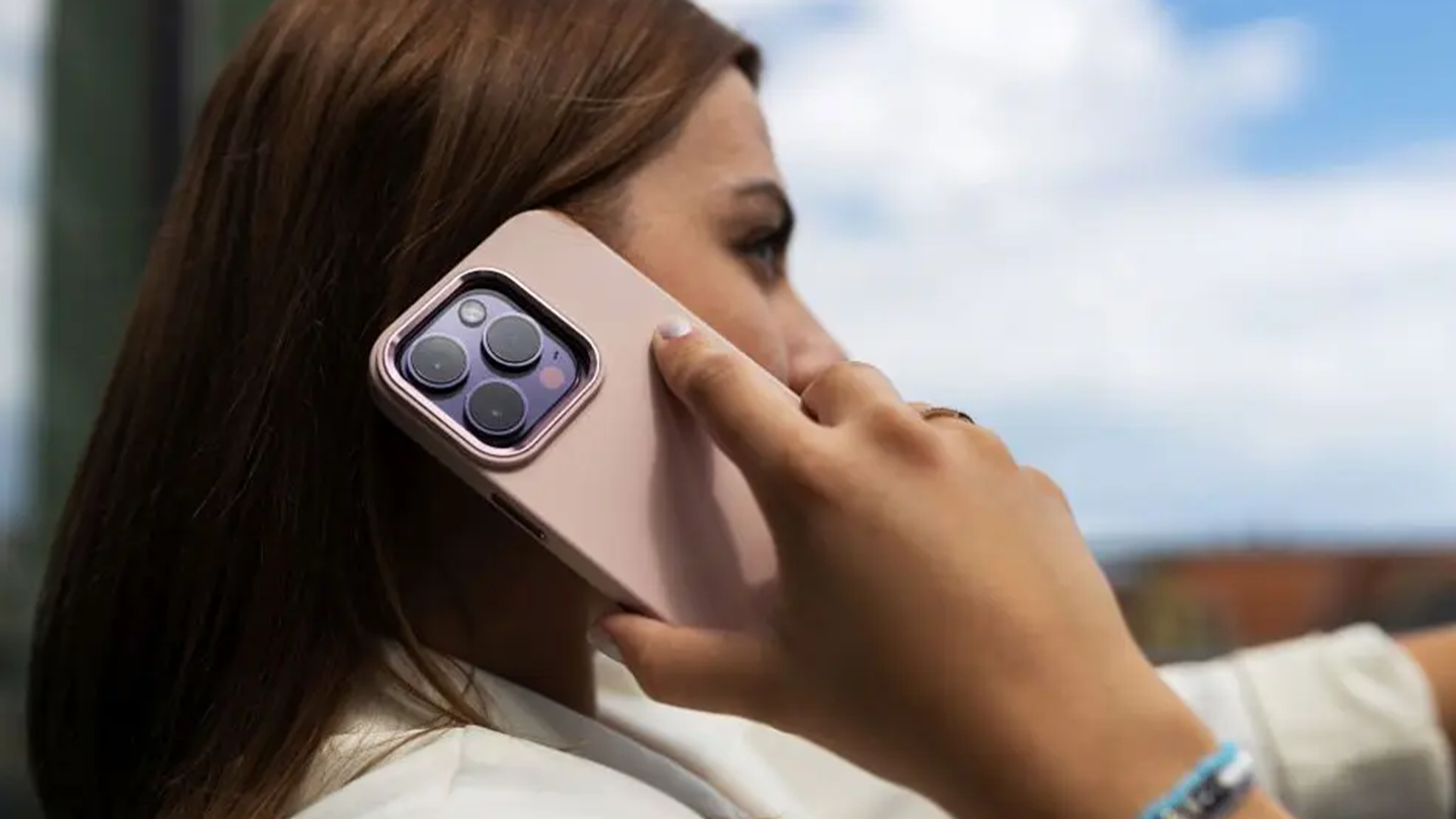 Žena s mobilem v krytu Fixed MagFlow Magflow u ucha