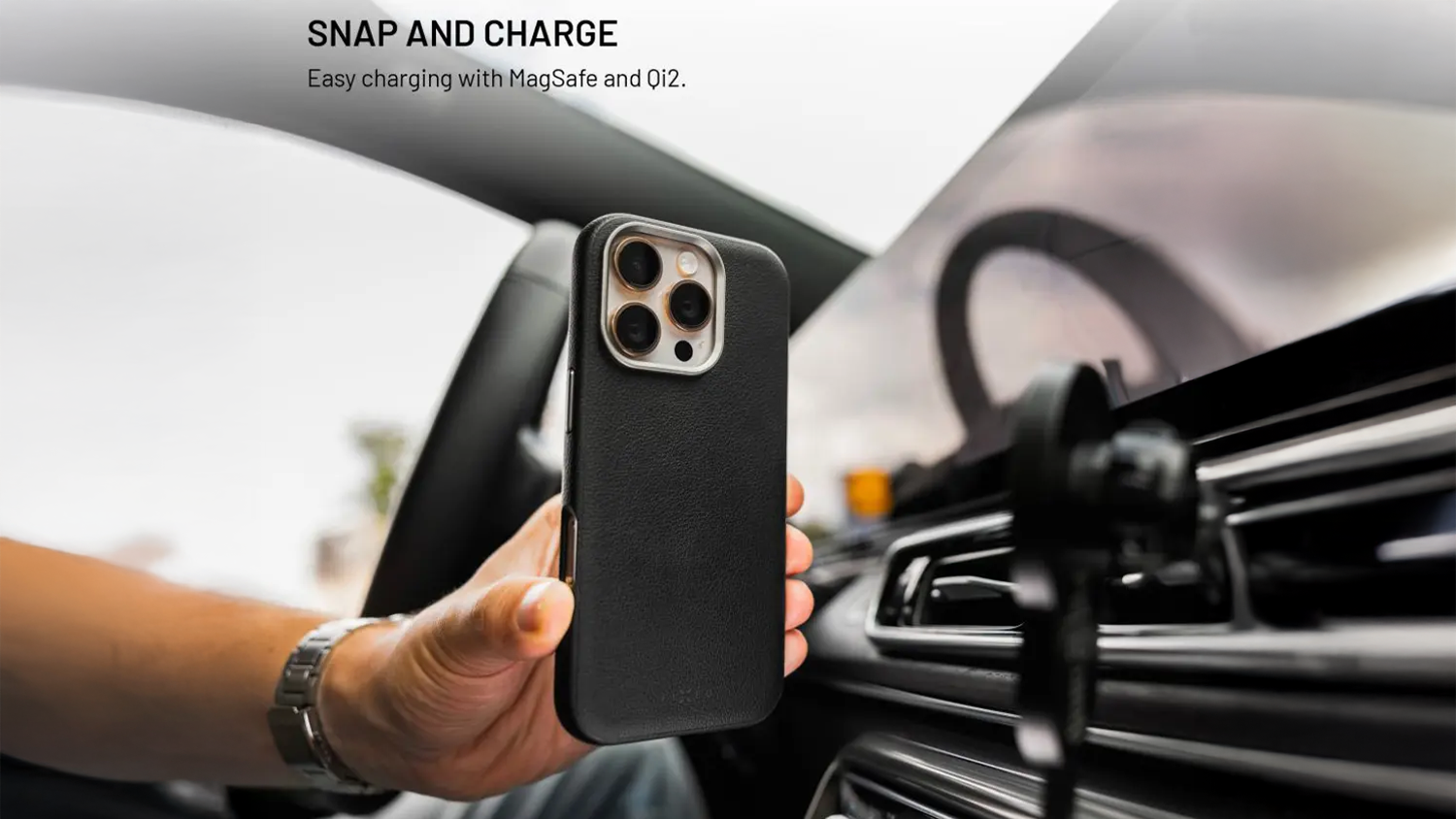 Muž drží mobilní telefon s krytem Fixed MagLeather v autě