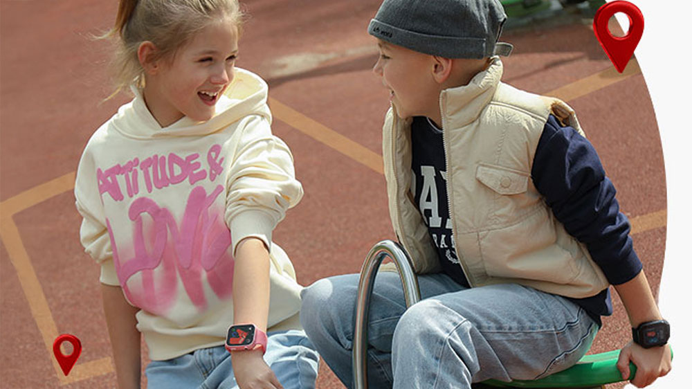 Chytré hodinky Garett Kids Twin 2 4G Black na dětském zápěstí při hře na hřišti_03