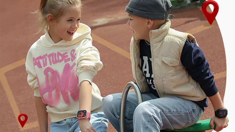 Chytré hodinky Garett Kids Twin 2 4G Black na dětském zápěstí při hře na hřišti_03