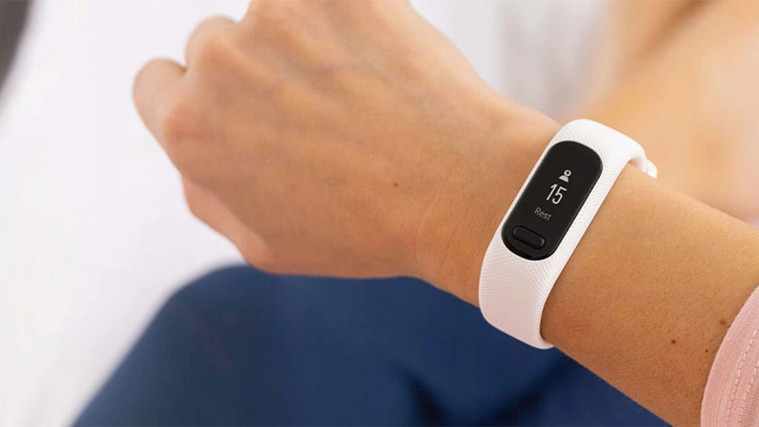 Ruka s náramkem Garmin vívosmart 5