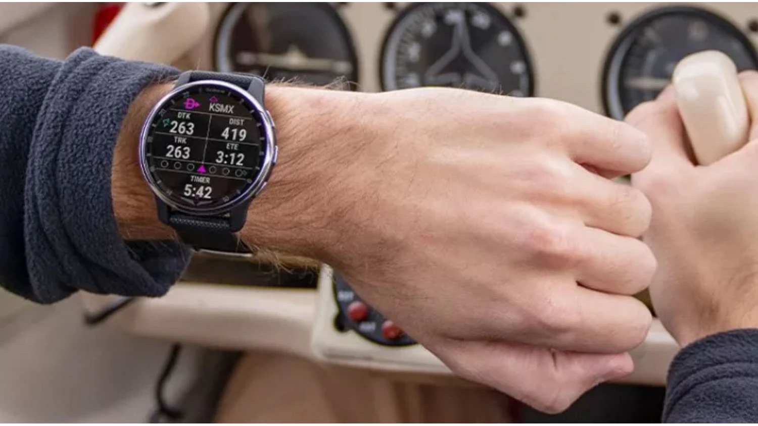 Záběr na hodinky Garmin v kokpitu letadla