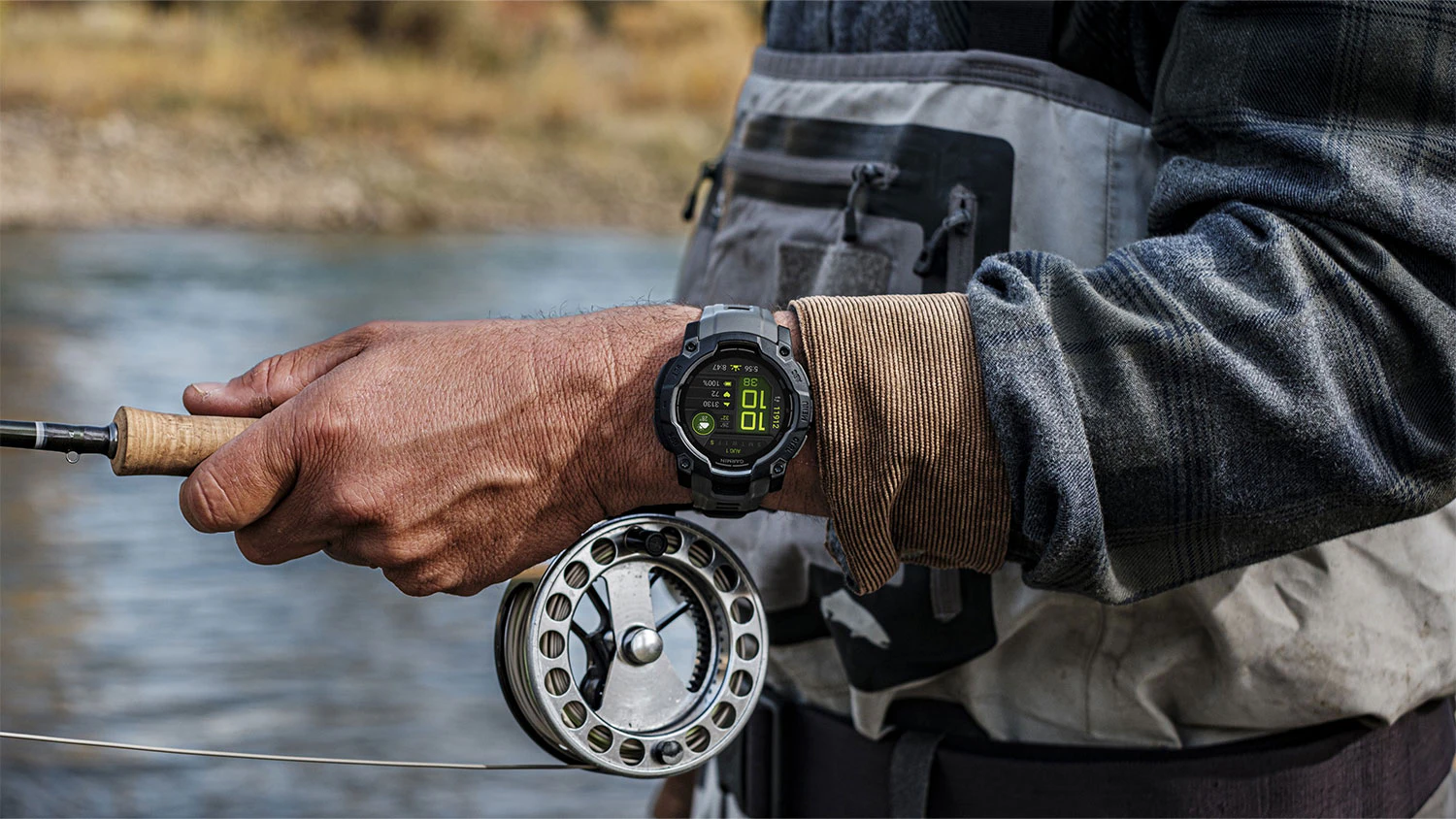 Ryb&aacute;ř s hodinkami Garmin Instinct 3 na rukou