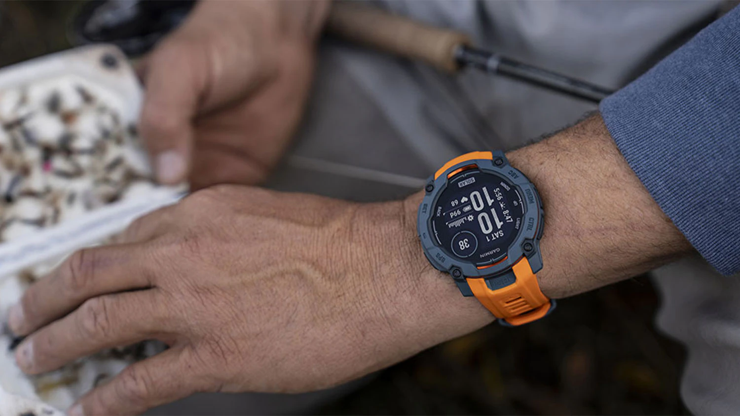 Garmin Instinct 3 na rukou osoby drž&iacute;c&iacute; mapu